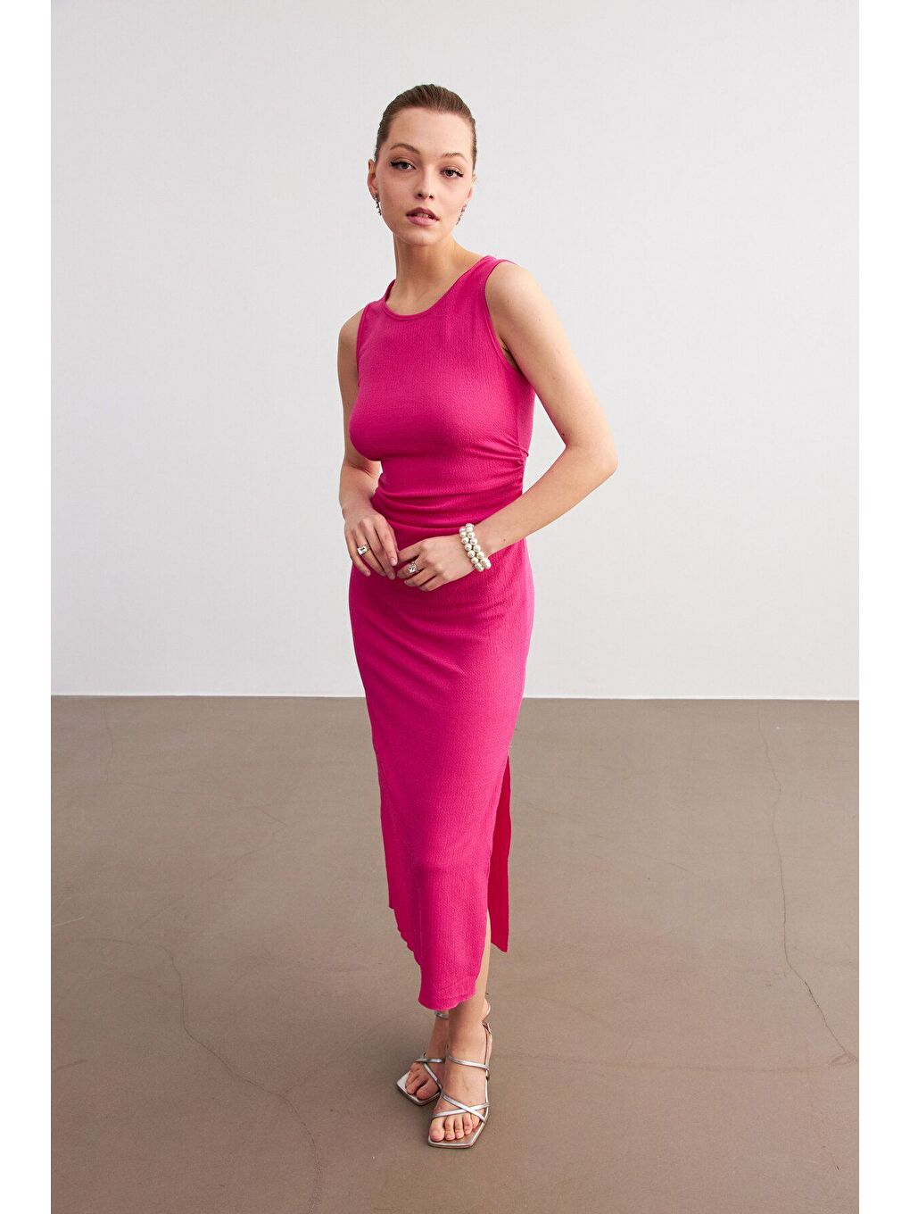 Kadın Pembe Maxi Boy Yırtmaçlı Bel Büzgü Detay Krinkıl Elbise-3