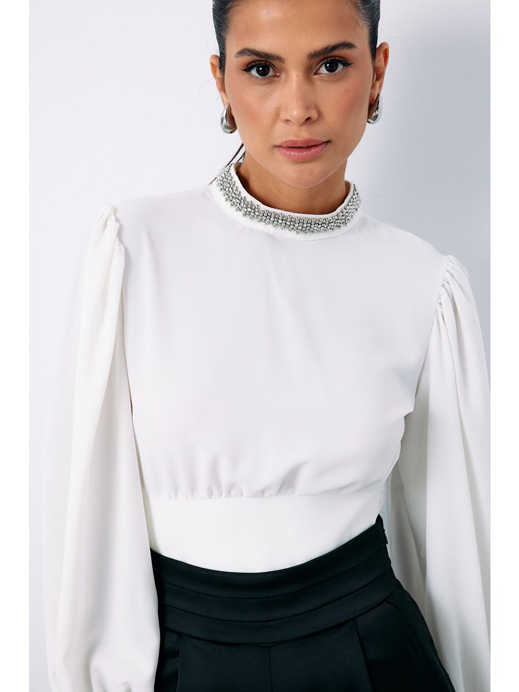 Yaka Aksesuarlı Bluz - Ekru-4