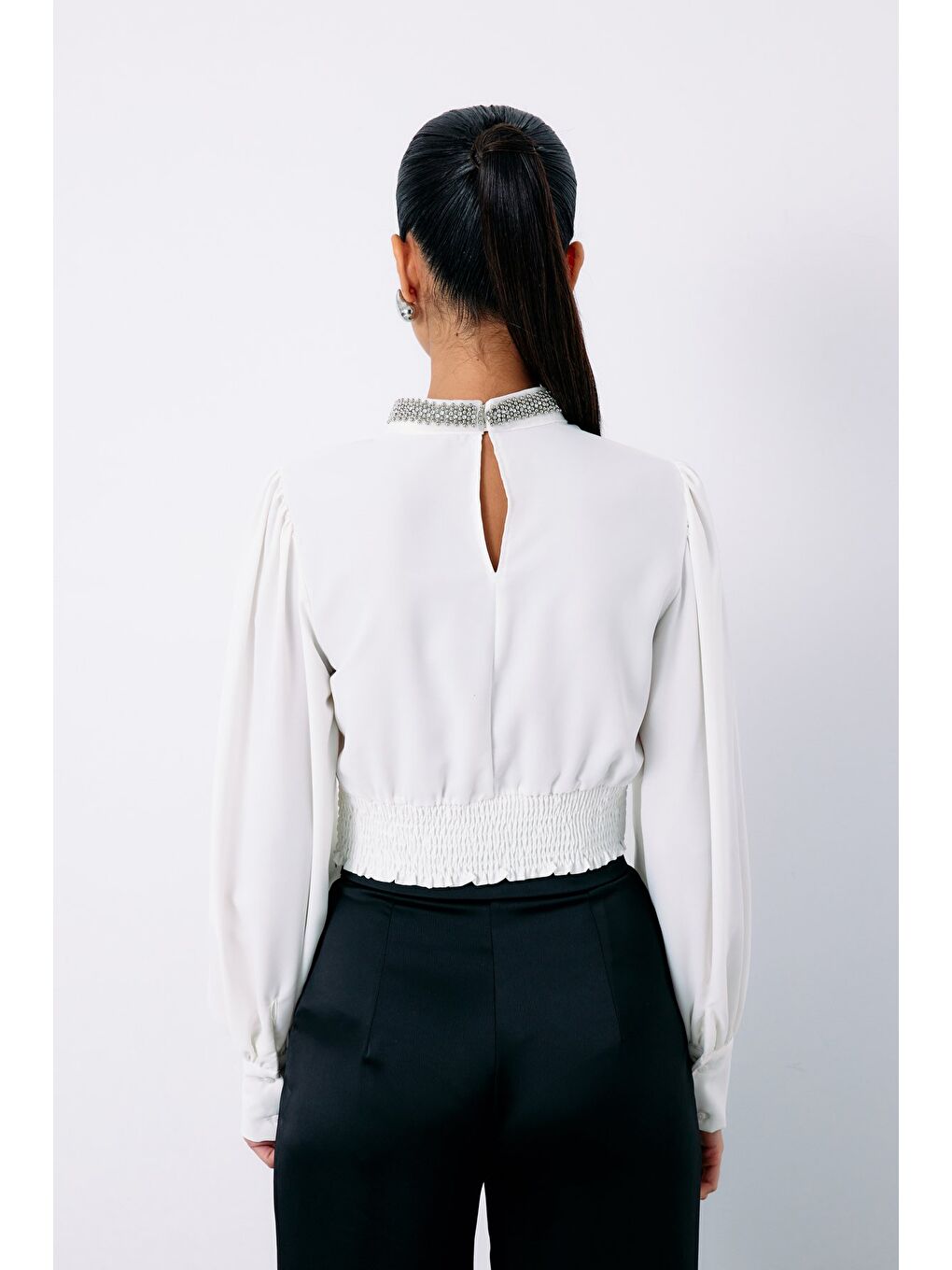 Yaka Aksesuarlı Bluz - Ekru-5