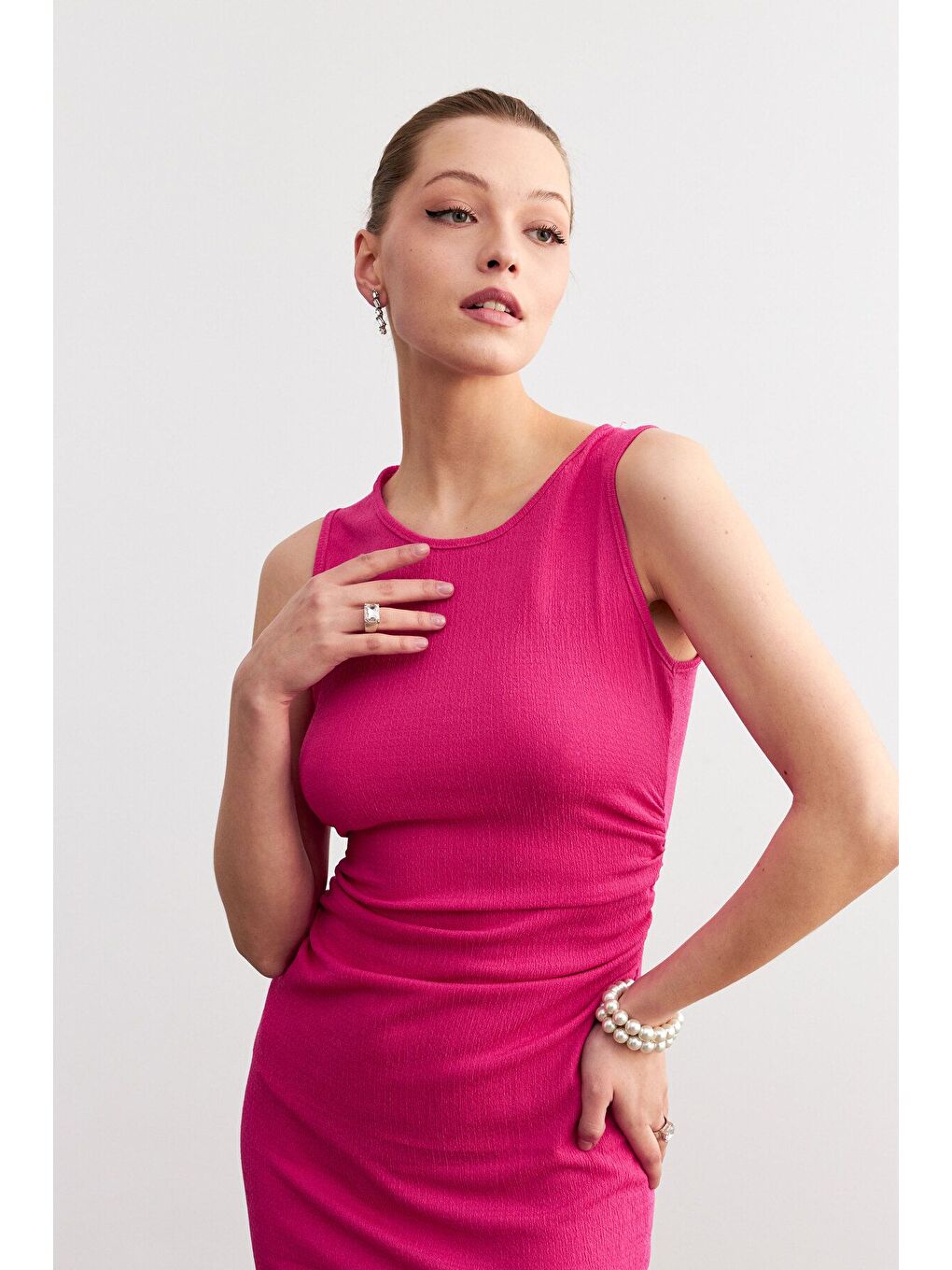 Kadın Pembe Maxi Boy Yırtmaçlı Bel Büzgü Detay Krinkıl Elbise-4