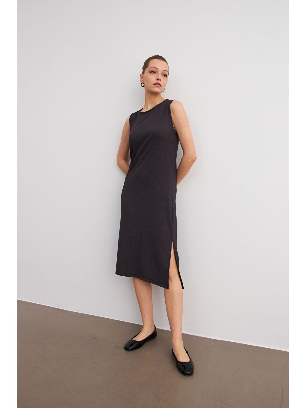 Kadın Antrasit Düz Kolsuz Midi Boy Yırtmaçlı Krinkıl Elbise-1