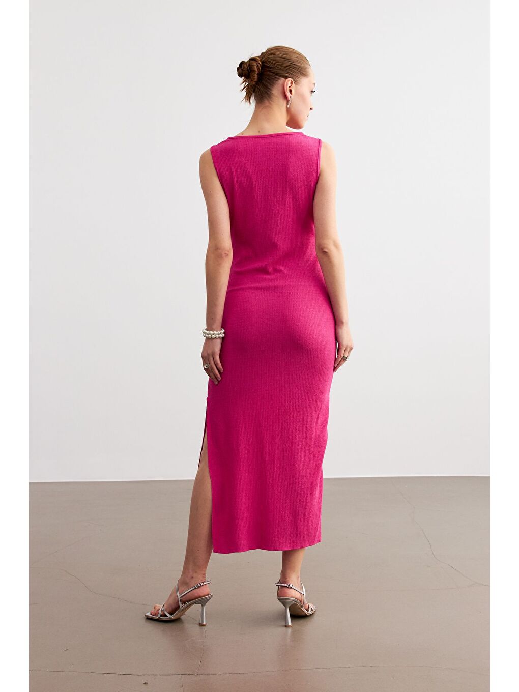 Kadın Pembe Maxi Boy Yırtmaçlı Bel Büzgü Detay Krinkıl Elbise-5