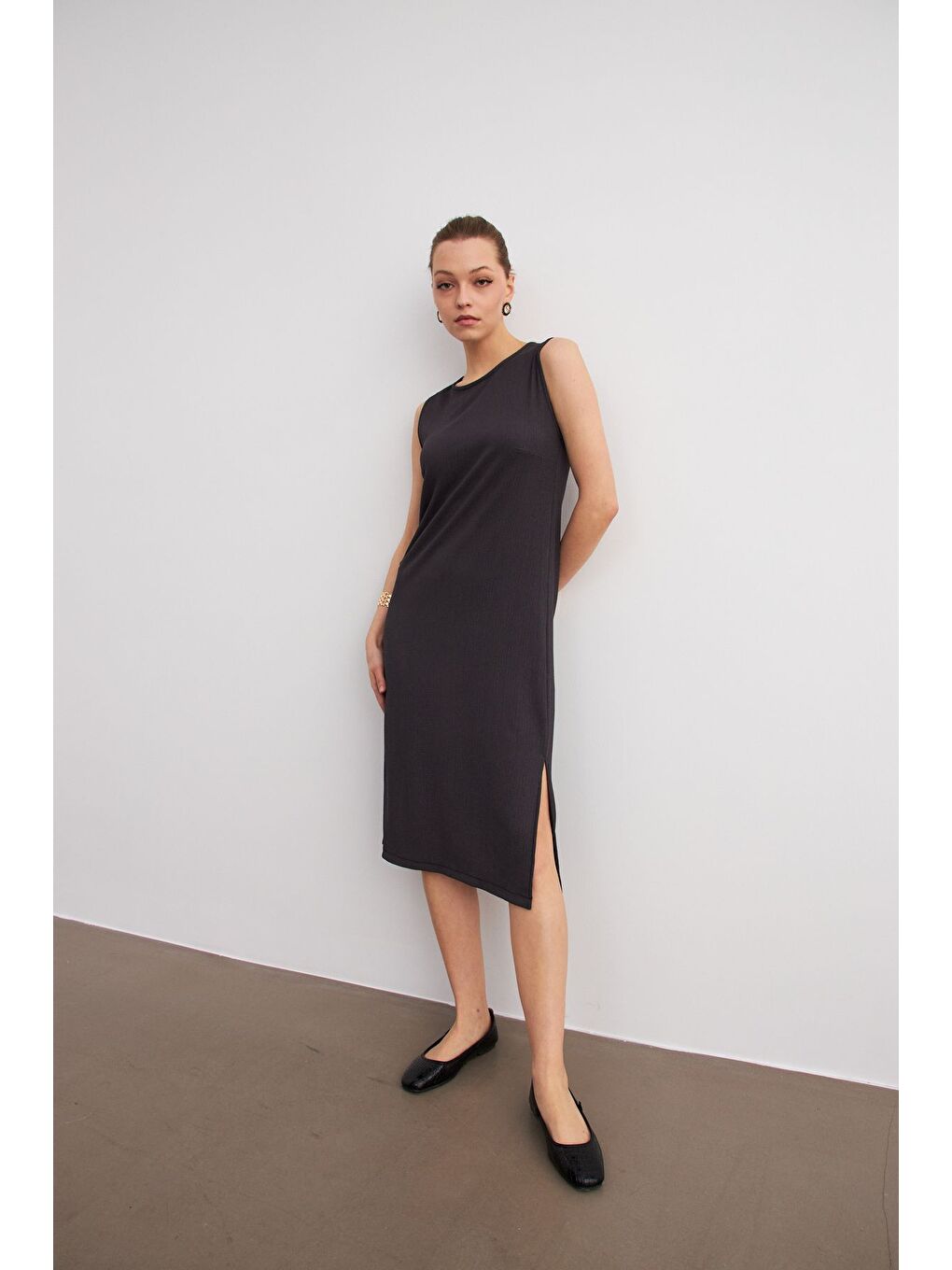 Kadın Antrasit Düz Kolsuz Midi Boy Yırtmaçlı Krinkıl Elbise-2