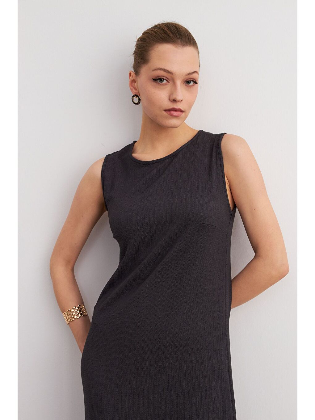 Kadın Antrasit Düz Kolsuz Midi Boy Yırtmaçlı Krinkıl Elbise-3