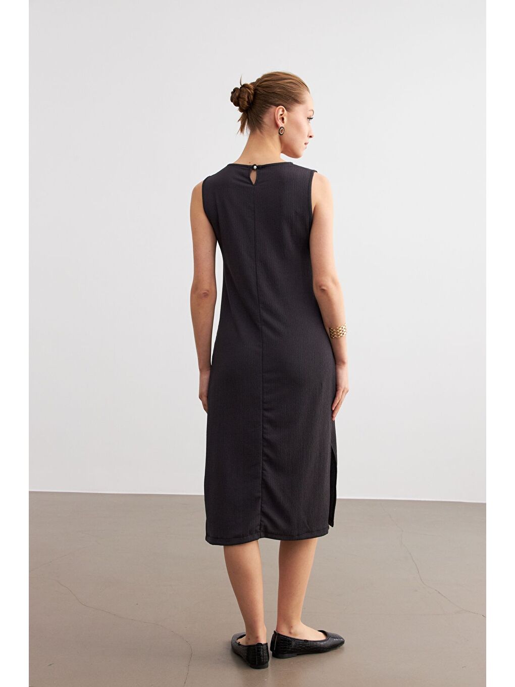 Kadın Antrasit Düz Kolsuz Midi Boy Yırtmaçlı Krinkıl Elbise-4