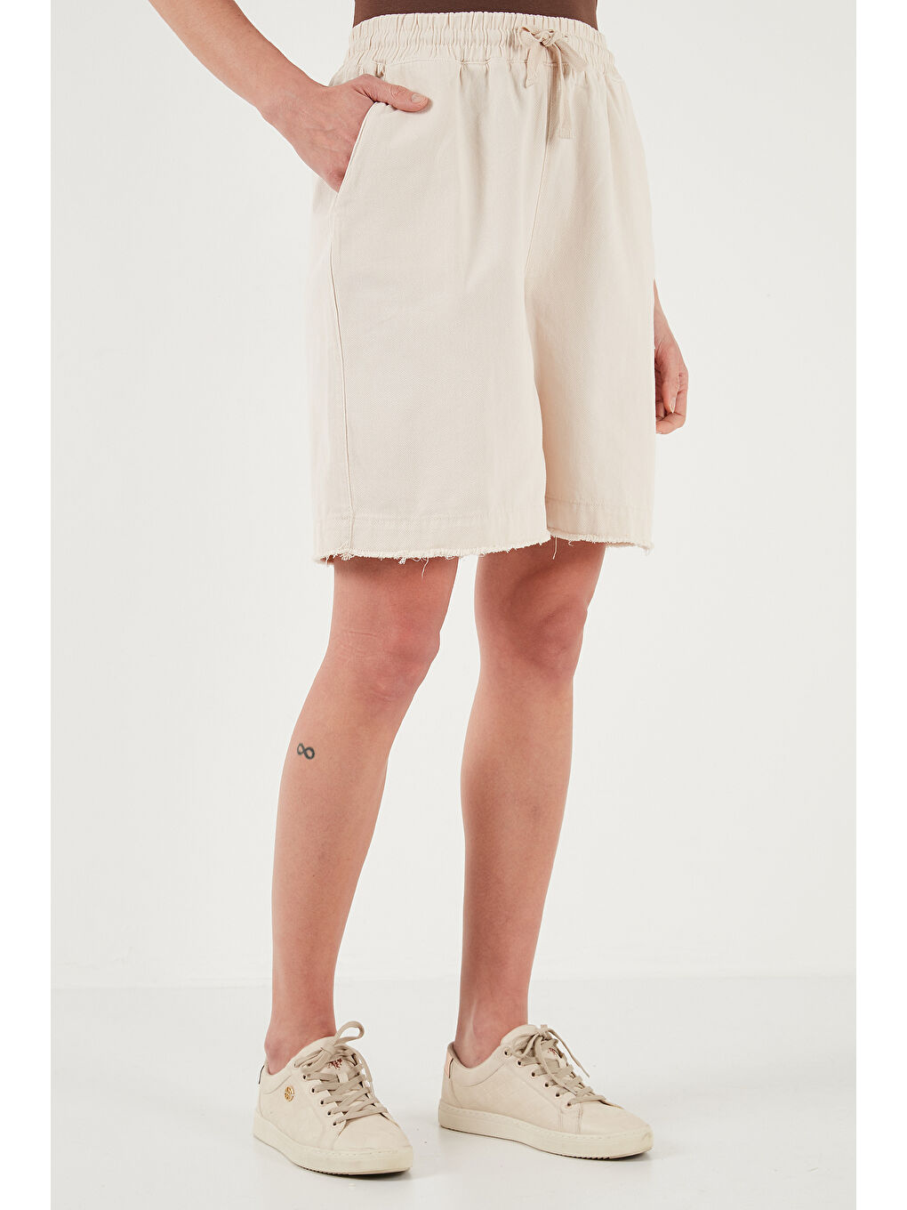 Bej Pamuklu Standart Fit Normal Bel Bağlamalı Cepli Şort 668Yp5326-1