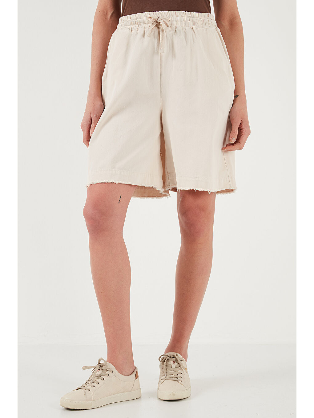 Bej Pamuklu Standart Fit Normal Bel Bağlamalı Cepli Şort 668Yp5326-2