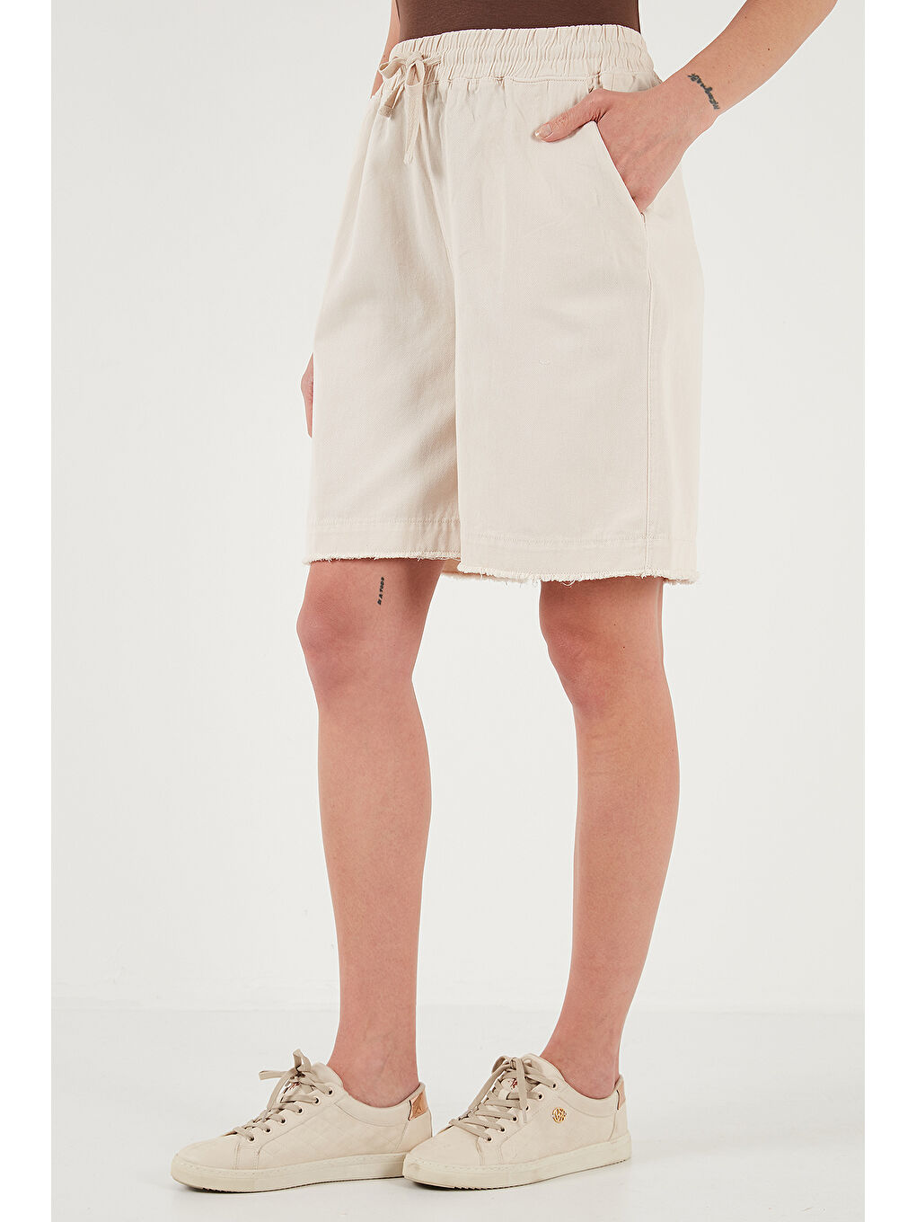 Bej Pamuklu Standart Fit Normal Bel Bağlamalı Cepli Şort 668Yp5326-3