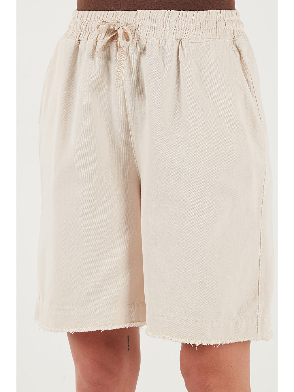 Bej Pamuklu Standart Fit Normal Bel Bağlamalı Cepli Şort 668Yp5326-4