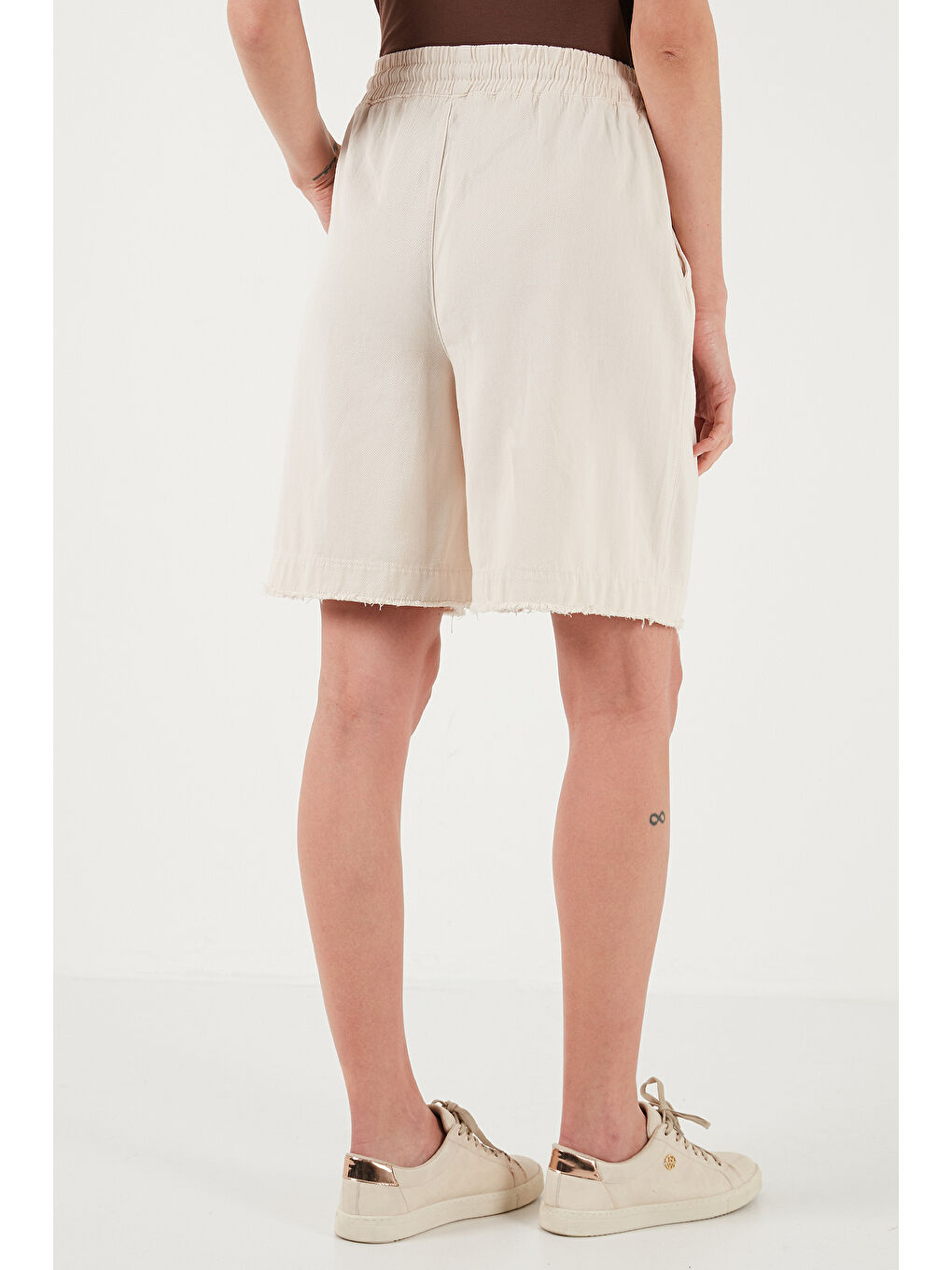 Bej Pamuklu Standart Fit Normal Bel Bağlamalı Cepli Şort 668Yp5326-5