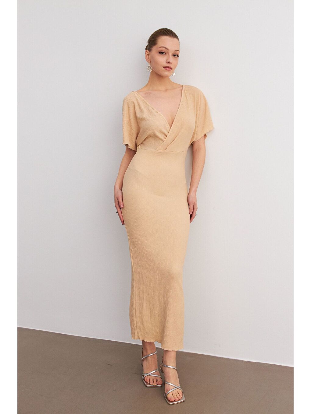 Kadın Bej Kruvaze Yaka Yırtmaçlı Krinkıl Maxi Elbise
