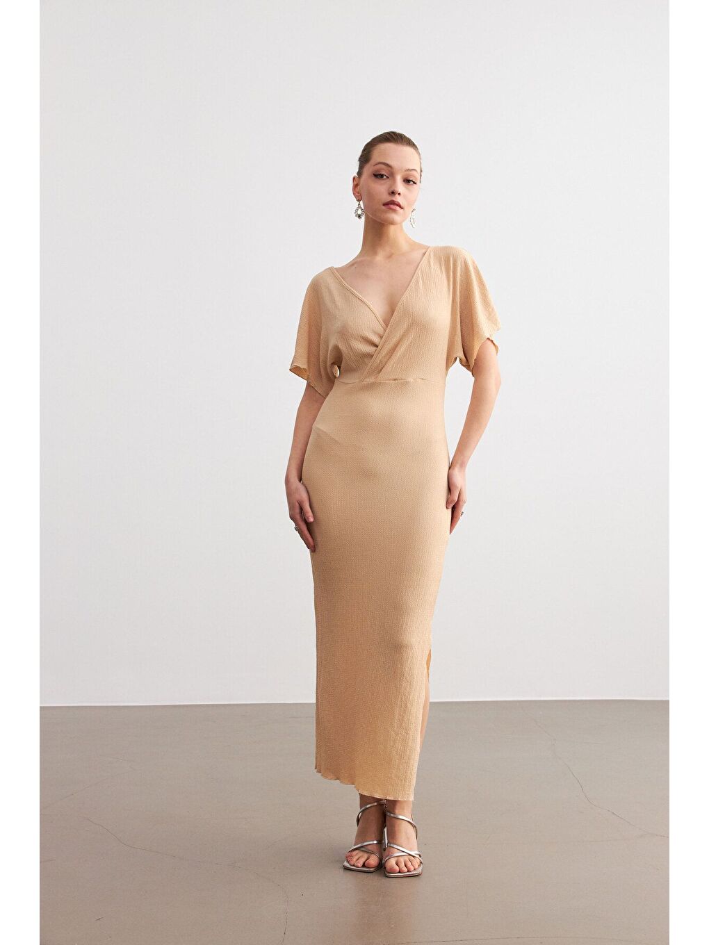 Kadın Bej Kruvaze Yaka Yırtmaçlı Krinkıl Maxi Elbise-1