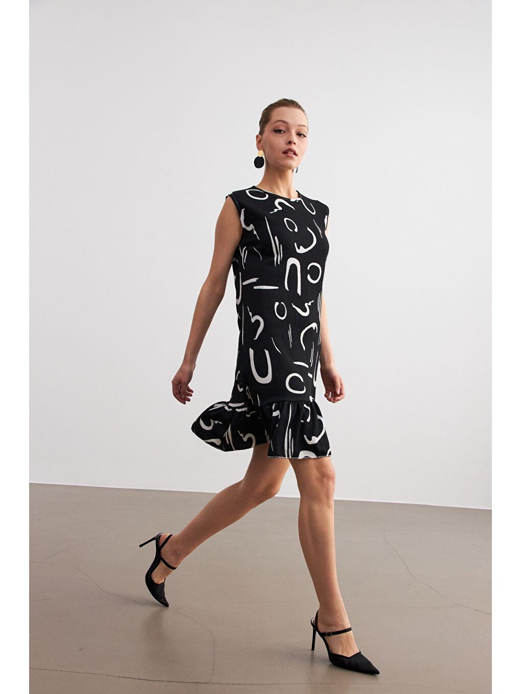 Kadın Siyah Desenli Kolsuz Mini Krinkıl Elbise
