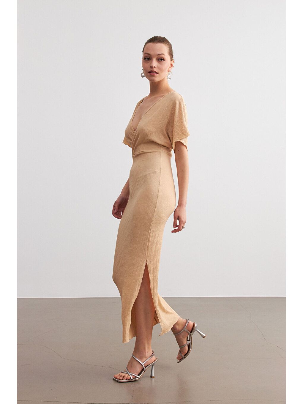 Kadın Bej Kruvaze Yaka Yırtmaçlı Krinkıl Maxi Elbise-2