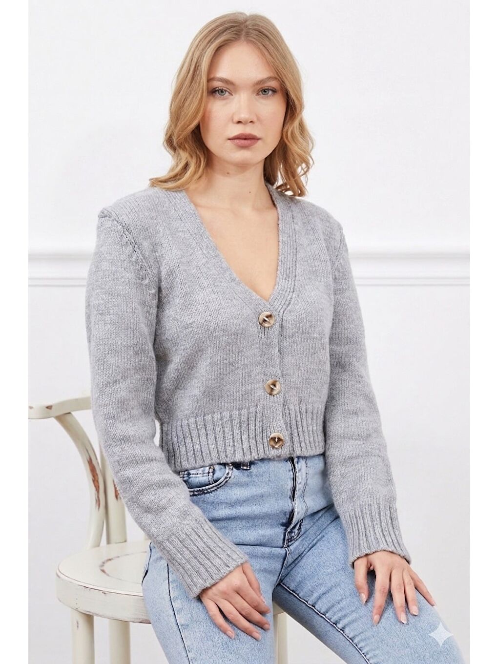 Gri Düğmeli V Yaka Triko Hırka