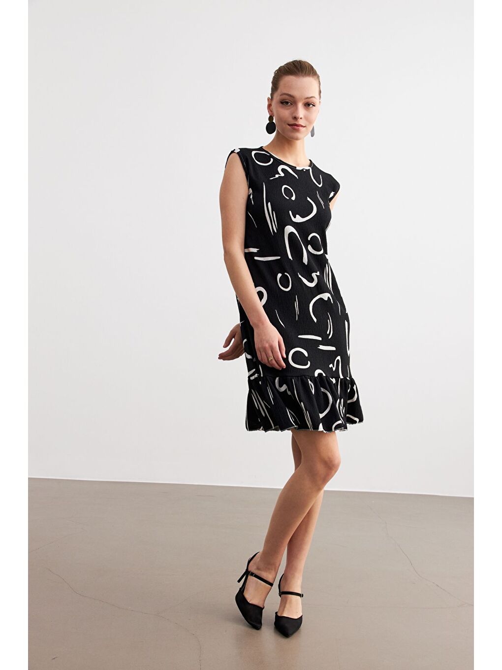 Kadın Siyah Desenli Kolsuz Mini Krinkıl Elbise-2