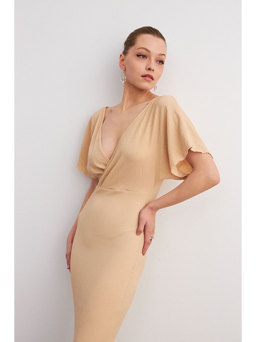 Kadın Bej Kruvaze Yaka Yırtmaçlı Krinkıl Maxi Elbise-4