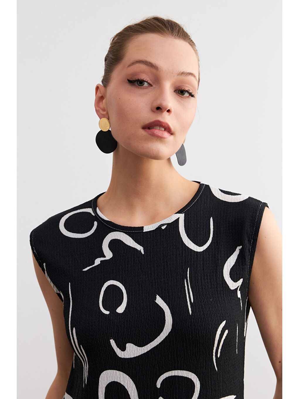 Kadın Siyah Desenli Kolsuz Mini Krinkıl Elbise-3