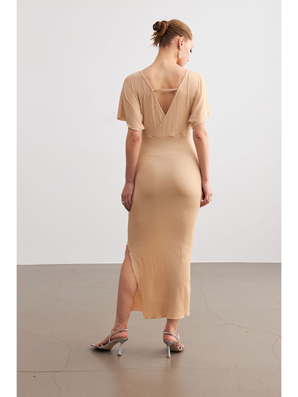 Kadın Bej Kruvaze Yaka Yırtmaçlı Krinkıl Maxi Elbise-5