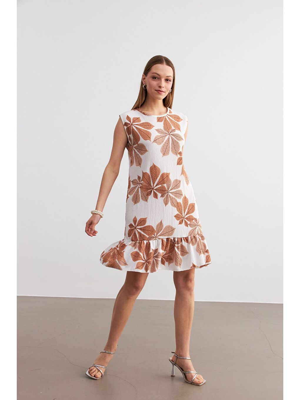 Kahverengi Kadın Camel Beyaz Çiçek Desenli Kolsuz Mini Krinkıl Elbise