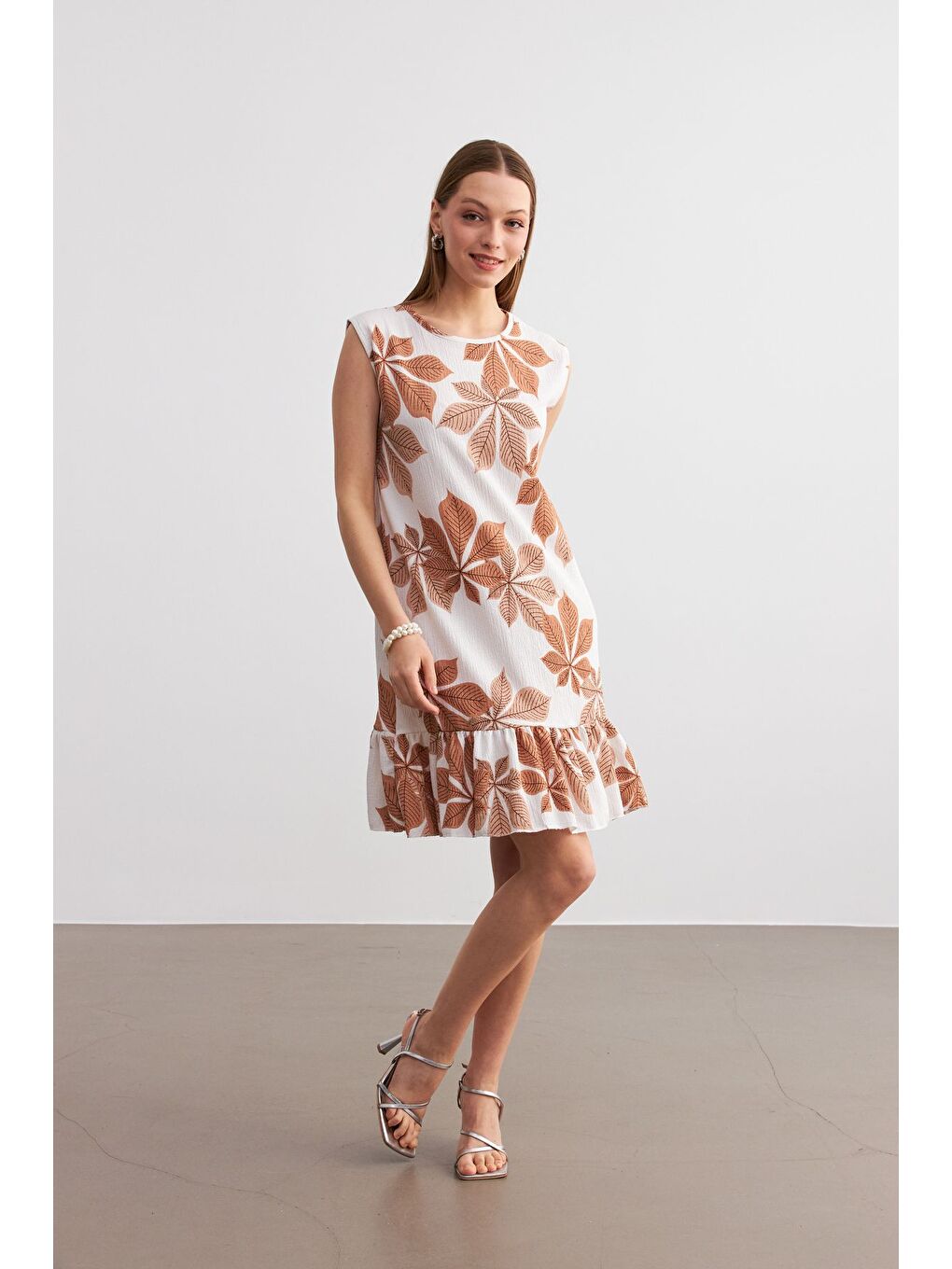 Kahverengi Kadın Camel Beyaz Çiçek Desenli Kolsuz Mini Krinkıl Elbise-1