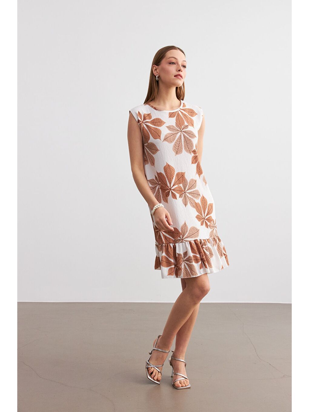 Kahverengi Kadın Camel Beyaz Çiçek Desenli Kolsuz Mini Krinkıl Elbise-2