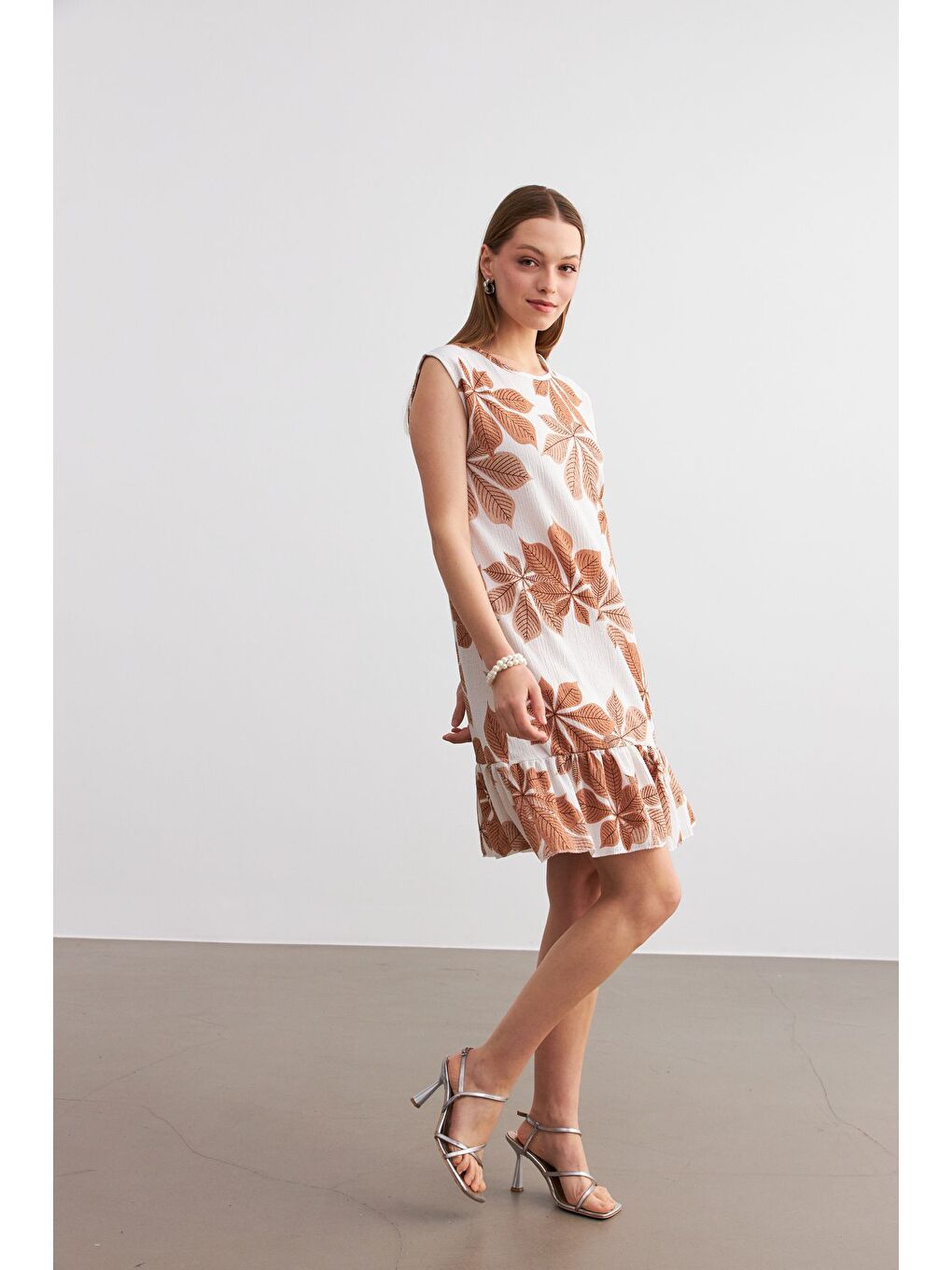 Kahverengi Kadın Camel Beyaz Çiçek Desenli Kolsuz Mini Krinkıl Elbise-3