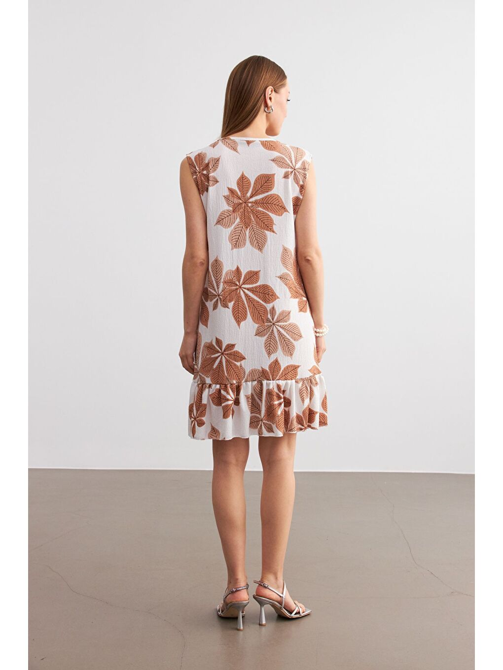 Kahverengi Kadın Camel Beyaz Çiçek Desenli Kolsuz Mini Krinkıl Elbise-4