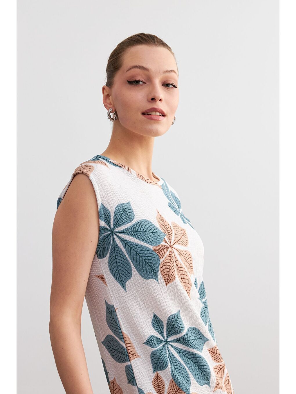 Kadın Açık Mavi Beyaz Çiçek Desenli Kolsuz Mini Krinkıl Elbise-3