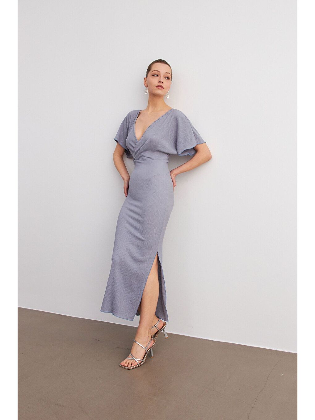 Kadın Lila Kruvaze Yaka Yırtmaçlı Krinkıl Maxi Elbise