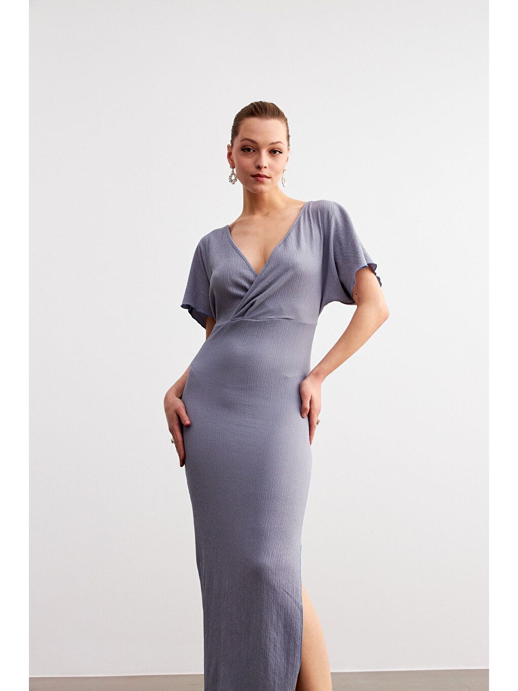 Kadın Lila Kruvaze Yaka Yırtmaçlı Krinkıl Maxi Elbise-2