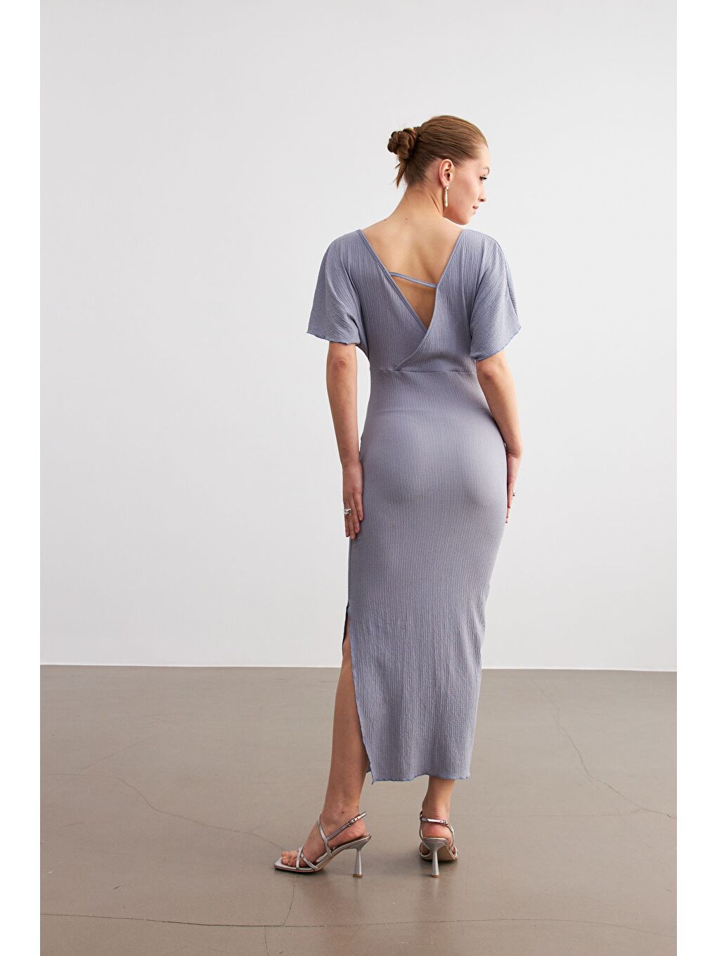 Kadın Lila Kruvaze Yaka Yırtmaçlı Krinkıl Maxi Elbise-4