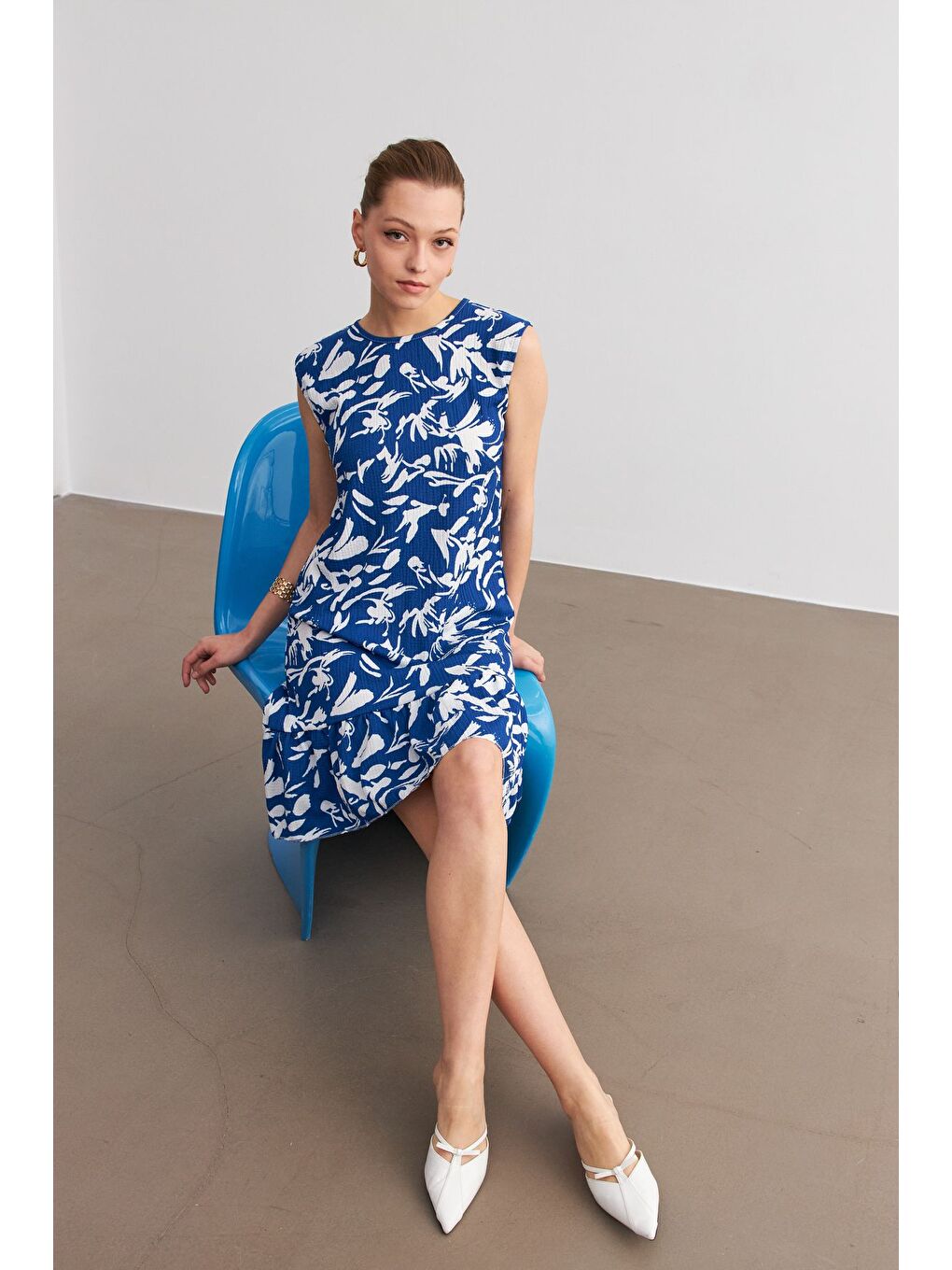 Kadın Mavi Beyaz Desenli Kolsuz Mini Krinkıl Elbise
