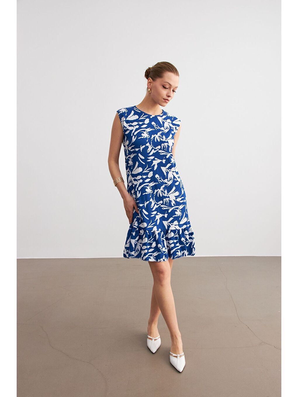 Kadın Mavi Beyaz Desenli Kolsuz Mini Krinkıl Elbise-1