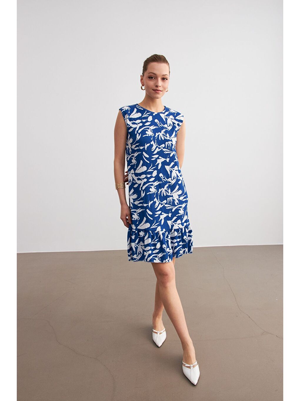 Kadın Mavi Beyaz Desenli Kolsuz Mini Krinkıl Elbise-2