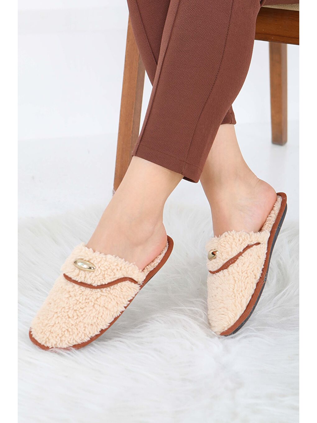 Kadın Bej Tokalı Pelüş Ev Terliği - 27912-BEJ-1