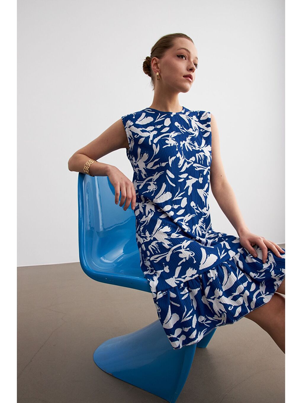 Kadın Mavi Beyaz Desenli Kolsuz Mini Krinkıl Elbise-3