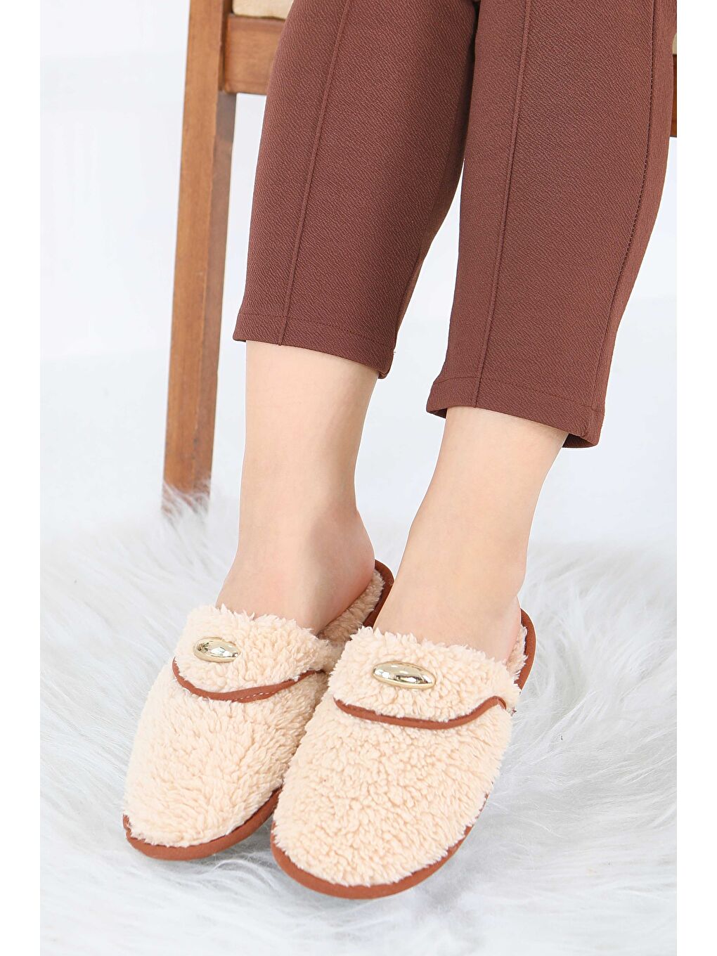 Kadın Bej Tokalı Pelüş Ev Terliği - 27912-BEJ-2