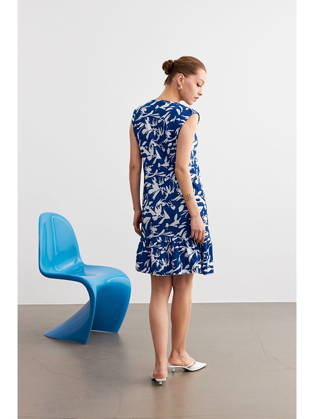 Kadın Mavi Beyaz Desenli Kolsuz Mini Krinkıl Elbise-4