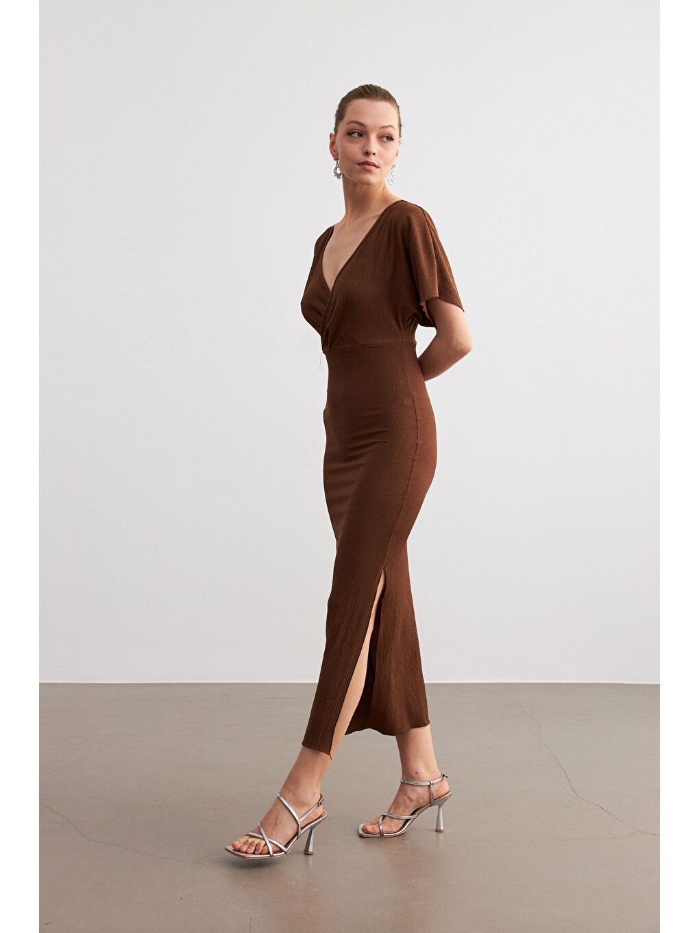 Kadın Kahverengi Kruvaze Yaka Yırtmaçlı Krinkıl Maxi Elbise-1