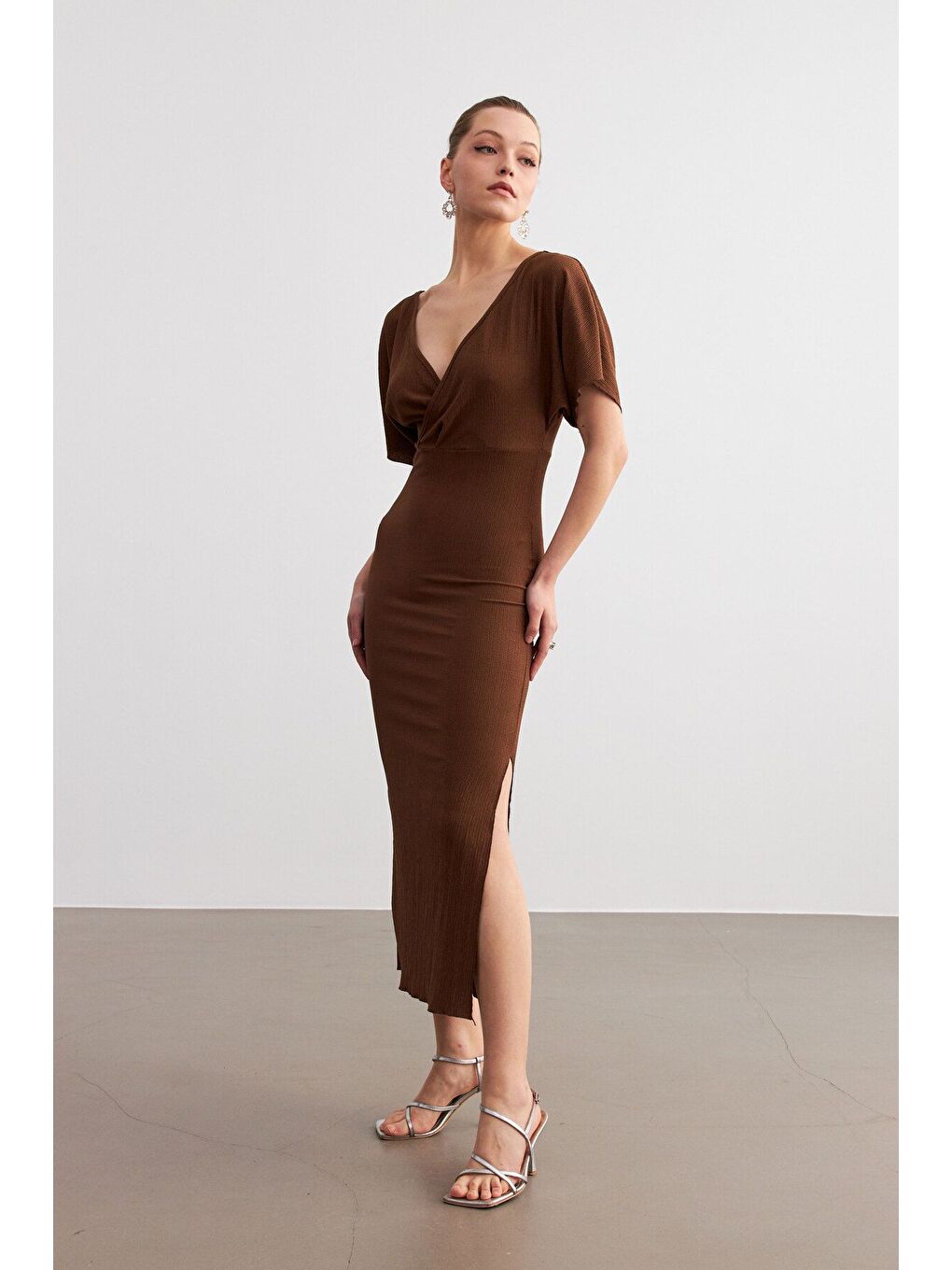 Kadın Kahverengi Kruvaze Yaka Yırtmaçlı Krinkıl Maxi Elbise-2