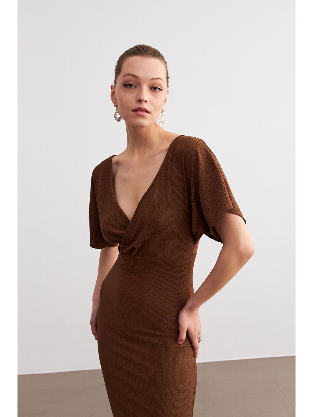 Kadın Kahverengi Kruvaze Yaka Yırtmaçlı Krinkıl Maxi Elbise-3