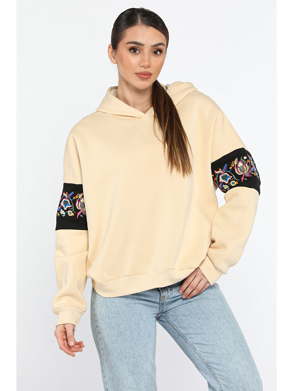 GÜLSELİ Bej Kol Nakışlı Şardonlu Kadın Sweatshirt