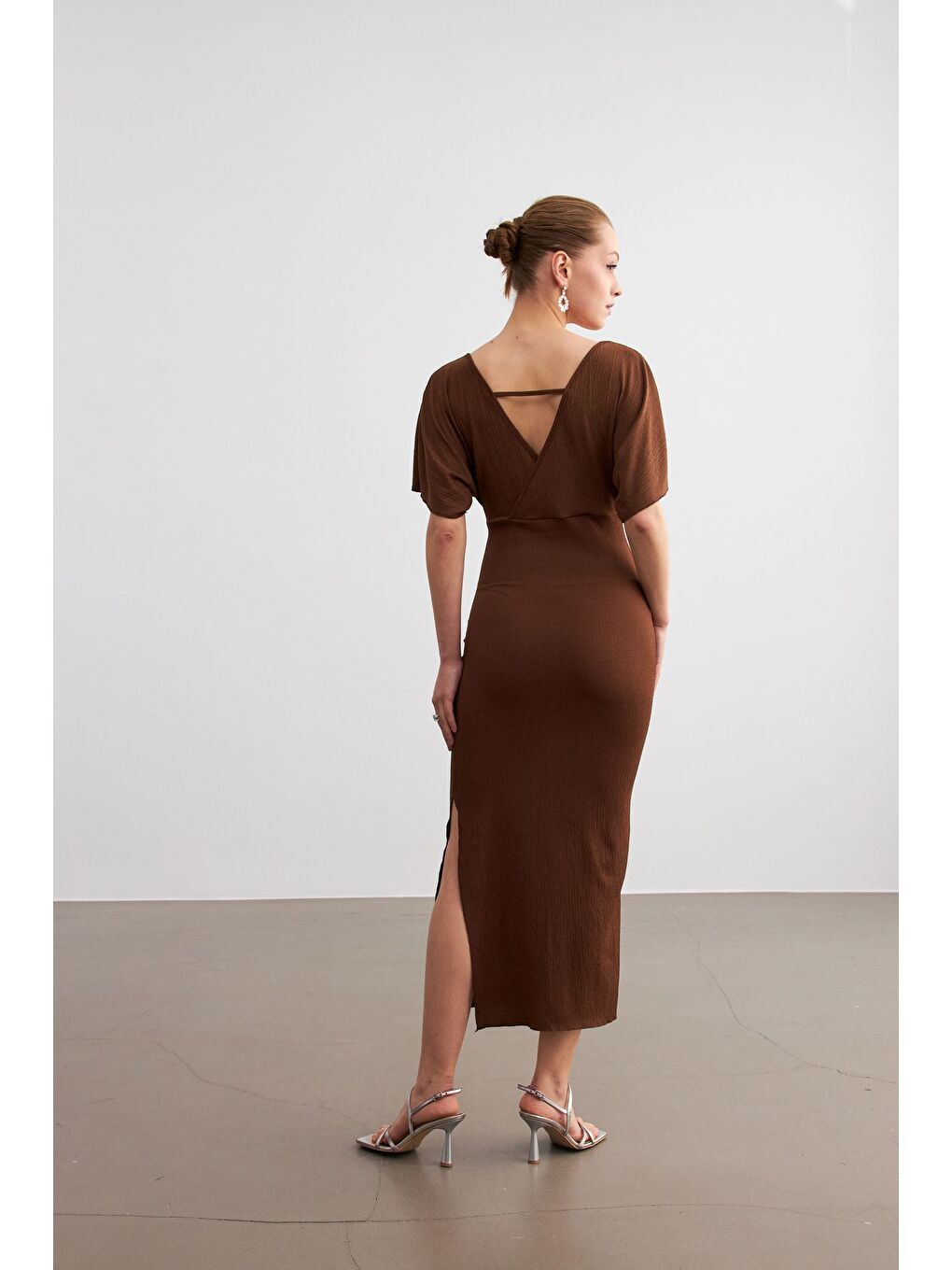 Kadın Kahverengi Kruvaze Yaka Yırtmaçlı Krinkıl Maxi Elbise-5