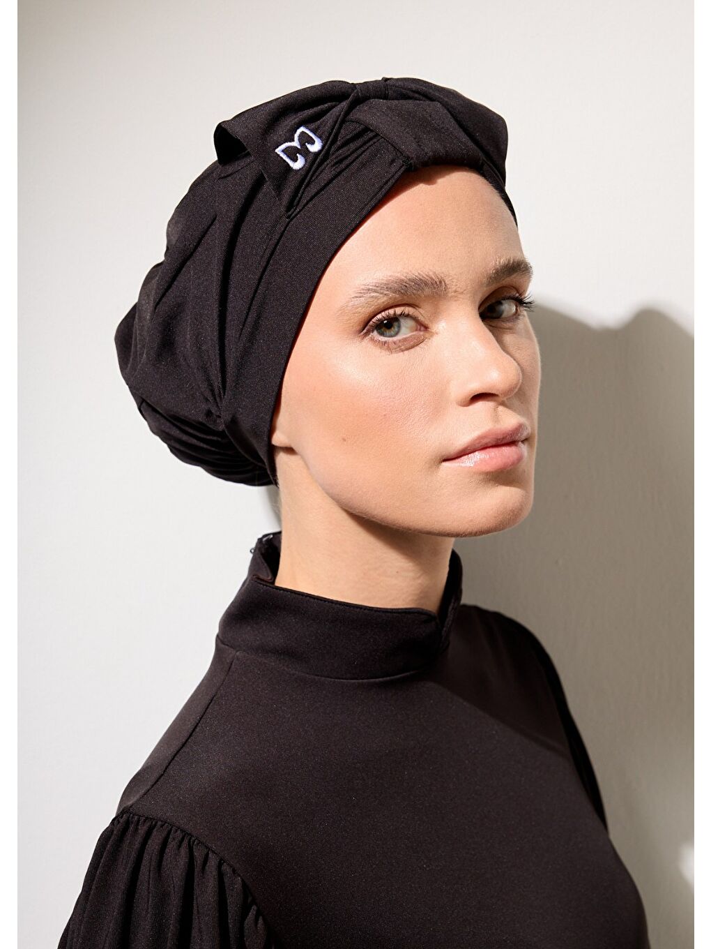 Fiyonklu Siyah Bone-3