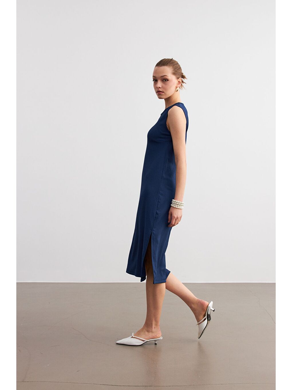 Kadın Lacivert Düz Kolsuz Midi Boy Yırtmaçlı Krinkıl Elbise-1