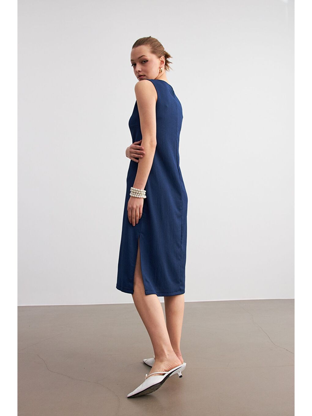 Kadın Lacivert Düz Kolsuz Midi Boy Yırtmaçlı Krinkıl Elbise-2