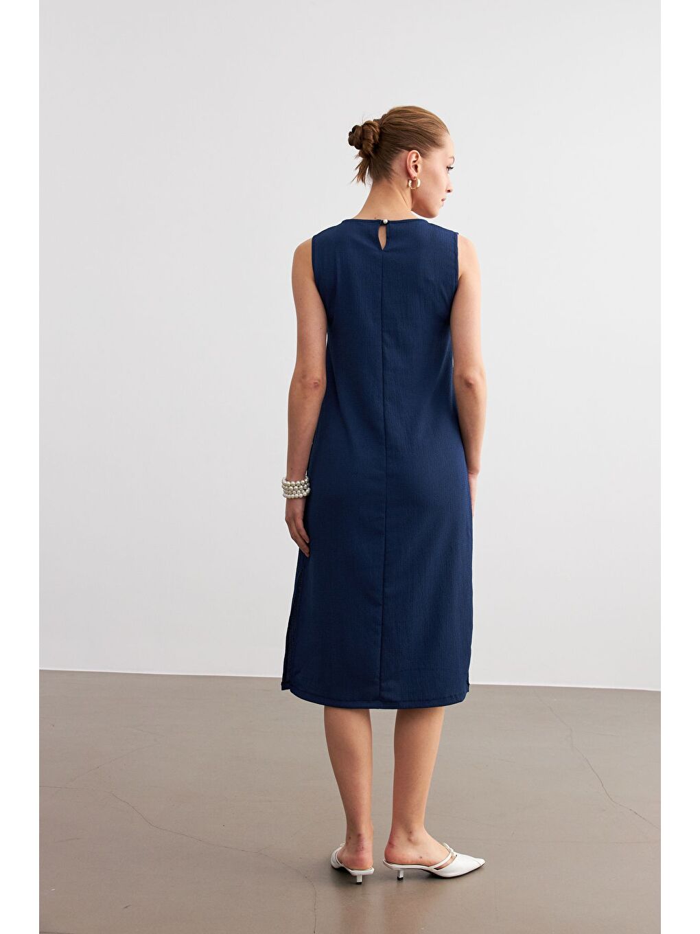 Kadın Lacivert Düz Kolsuz Midi Boy Yırtmaçlı Krinkıl Elbise-3