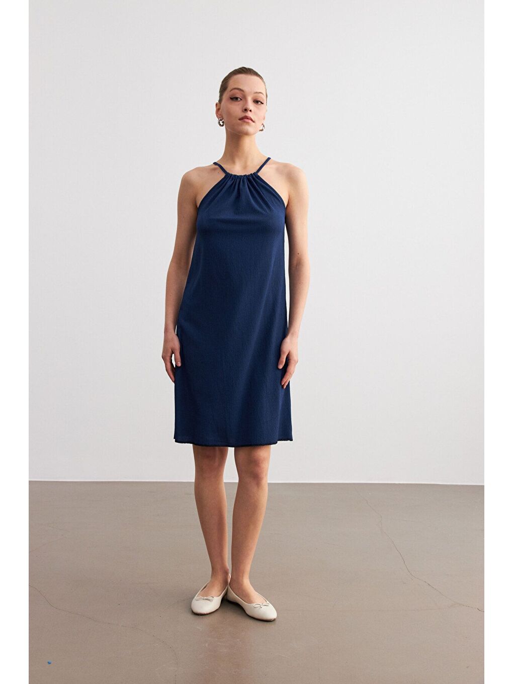 Kadın Lacivert Boyundan Bağlamalı Krinkıl Mini Elbise-1