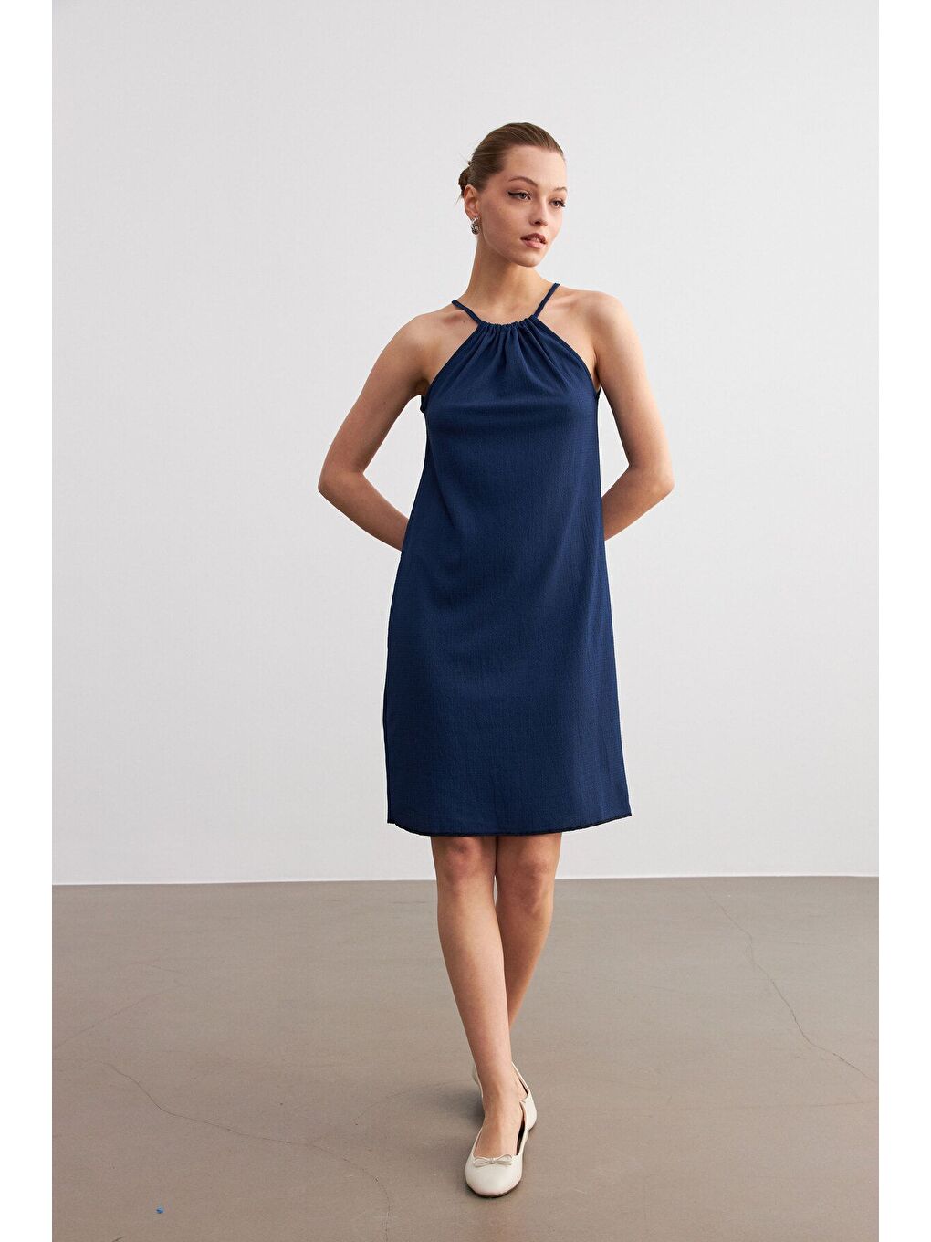 Kadın Lacivert Boyundan Bağlamalı Krinkıl Mini Elbise-2